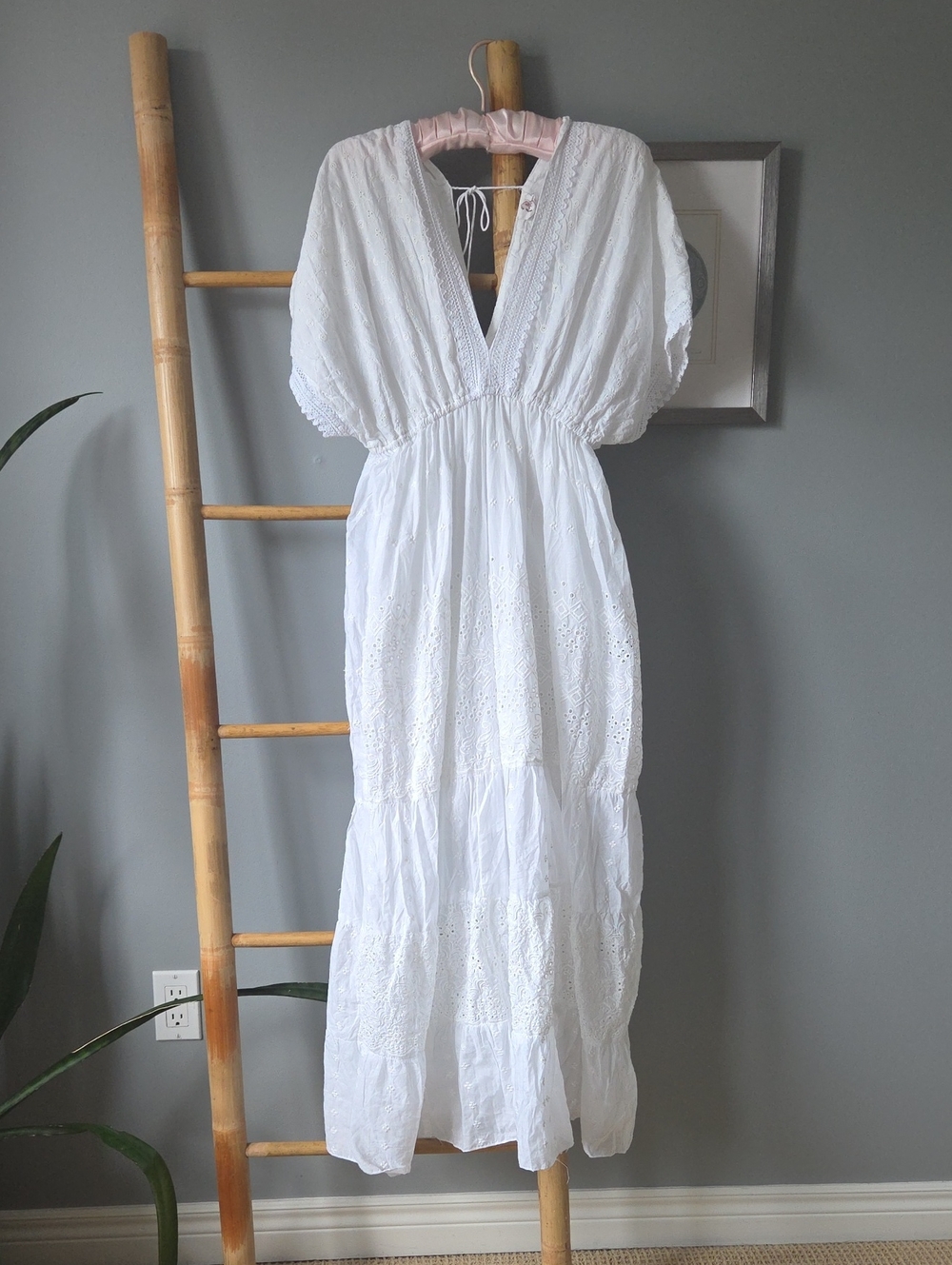 Moda White Eyelet V-Neck Maxi Dress